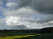 Regenwolken über dem Lindenberg, das Heuwetter wird wegen den «Eisheiligen» noch etwas verschoben. (Bild: Leserbild Josef Habermacher)