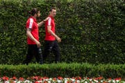 Ricardo Rodriguez (links) und Stephan Lichtsteiner laufen derzeit ihrem Leistungsvermögen deutlich hinterher. (Bild: Keystone / Gabriele Putzu)