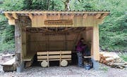 So sieht das neue Rindenhüttli im Kleinen Melchtal aus. Es dient als Rastplatz auf dem Weg zum Älggi. (Bild: PD)
