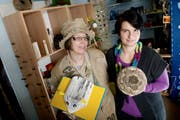 Die Selbermacherinnen in ihrem Laden: Heidi Bee (links) und Susanne Langensand. (Bild Corinne Glanzmann)