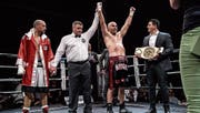 Tefik Bajrami lässt sich bei der Urteilsverkündung feiern und nimmt den Weltmeister-Gurt im Cruisergewicht entgegen. Links der geschlagene Diego Javier Sanabria.