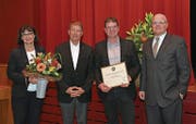 Preisverleihung (von links): Monika Dudle-Ammann, Direktorin Ausgleichskasse/IV-Stelle Nidwalden, Peter Murer, Präsident der gemeinnützigen Stiftung des Rotary Club Stans, Fredy Odermatt, Holzbau Kayser AG, und Marc Geissbühler, Präsident Rotary Club Stans. (Bild: Robert Hess (Oberdorf, 11. Januar 2018))
