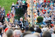 Der «Donnschtig-Jass» zieht jeweils zahlreiche Besucher und Schaulustige an – wie hier im vergangenen Sommer im luzernischen Zell. (Archivbild Manuela Jans)
