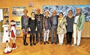 Farbig sind Künstler und ihre Werke zurzeit im Kulturraum Kägiswil (von links): Christa Booy-Rutgers, Miranda Comeaux, Steve Comeaux, Elionora Amstutz, José De Nève, Margrit Indermaur, Yvonne Gnos und Guschti Meyer. (Bild: Romano Cuonz (Kägiswil 15. September 2017))