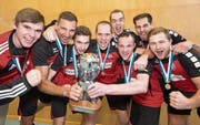 Die Neuenkircher Armin Hodel, Filipe Dos Santos, Ramon Wey, Sven Kammer, Samuel Schaller, Sven Cremer, Alex Käslin und Oliver Salzmann (von links) feiern die erfolgreiche Titelverteidigung. (Bild: Eveline Beerkircher (Luzern, 25. Februar 2018))