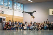 Alessa Hotz zeigt den Handstand auf dem Lenker. (Bild: Roger Grütter (Luzern, 3. März 2018))