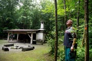 Die zu fällenden Eschen sind bereits mit einen farbigen Punkt markiert. Kobi Scheuber beim Waldkindergarten im Kappelenwald. (Bild Corinne Glanzmann)