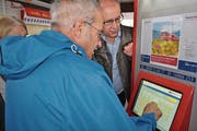 Willi Gasser von der Zentralbahn (rechts) erklärt Kursteilnehmer Paul Ziegler (74) die Bedienung des Billettautomaten. (Bild: Birgit Scheidegger (Sarnen, 4. Mai 2017))