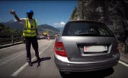 Der Lotse gibt vergebens Anweisungen. (Bild: Youtube)