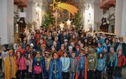 Die Bürgler Sternsinger feierten gemeinsam ihren Abschluss in der Pfarrkirche. (Bild: Stefan Arnold (Bürglen, 5. Januar 2018))