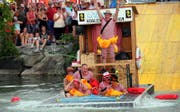 Die Jungs vom Theater rutschten als letztes Team ins Wasser. (Bild: Geri Holdener, Bote der Urschweiz)