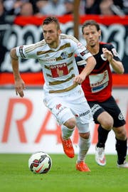 In Topform: der österreichische FCL-Angreifer Jakob Jantscher (hinten Aaraus Dusan Djuric). (Bild: Keystone/Urs Flüeler)