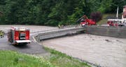 Suchaktion: Die Feuerwehr Stützpunkt Schwyz im Wernisberg. (Bild: Geri Holdener)