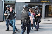 Polizei übt in Sarnen Ernstfall mit Waffeneinsatz. (Bild: Robert Hess (Sarnen, 27. September 2017))