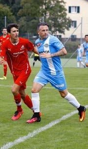 Daniel Gygax (rechts) im Testspiel gegen den FC Stans. (Bild Werner Schelbert)