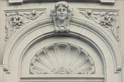 Symmetrisch und formschön: Das Muschelmotiv an der Zuger Hauptpost ist der Barockarchitektur entlehnt. (Bild: Stefan Kaiser / Neue ZZ)