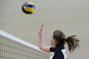 Volleyball NLB Frauen: Luzern Nachwuchs (blaues Dress) gegen Volleya Obwalden (weisses Dress) in der Sälisporthalle in Luzern. Auf dem Bild zu sehen ist die Obwaldnerin C. Wirz. ANMERKUNG DES FOTOGRAFEN: VORNAMEN WAREN AUF SPIELERLISTE NICHT AUSGESCHRIEBEN ... Das Bild entstand am Samstag, 19. Dezember2015. (Bild Pius Amrein / Neue Luzerner Zeitung) Sport, Volleyball (Bild: Pius Amrein (Neue LZ) (Neue Luzerner Zeitung))