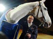 Willi Melliger mit Tränen in den Augen beim Abschied von Calvaro im Hallenstadion. (Bild: Walter Bieri / Keystone (Zürich, 2. Februar 2003))