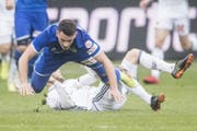 Stefan Knezevic (oben), hier im Zweikampf mit Ricky van Wolfswinkel, zog sich im Spiel gegen Basel eine starke Prellung im Rippenbereich zu. (Bild: Urs Flüeler / Keystone (Luzern, 11. März 2018))