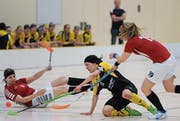 Gestrauchelt: Regula Arnold (Mitte) ist mit Floorball Uri in den Playoff-Viertelfinals gescheitert. (Bild: Urs Hanhart (Altdorf, 9. April 2017))