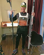 Da waren die Stöcke noch ganz: Edwin Camenzind am Morgen des Engadiner Skimarathons. (Bild: PD)