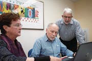 Sie gehören zum Drehscheiben-Team (v. l.): Klara Niederberger, Armand Claude und Rolf Scheuber. (Bild: Marion Wannemacher (Stans, 21.2.2018))