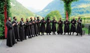 Der georgische Didgori Choir singt vor dem Hotel Paxmontana und der Obwaldner Kulisse. (Bild: Romano Cuonz (Flüeli-Ranft, 4.Juli 2017))