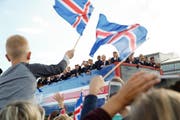 Die Euro 2016 war ein Sieg. Darum: Fahnen schwenken. (Bild: AP Photo/Brynjar Gunnarsson)