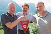 Dany Ryser, Erich Amstad und Heinz Moser (von links): ein Stelldichein von zwei Fussballtrainergrössen in Seelisberg. (Bild: Christoph Näpflin)