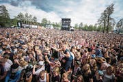 Feststimmung unter den 36 000 Besuchern während des Konzerts von Dabu Fantastic. (Bilder: Roger Grütter (Zofingen, 12. August 2017))
