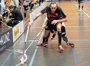 Sarnens schwedischer Verteidiger Robin Markström sieht die Sarner Leistung kritisch. Bild: Michael Peter (Februar 2017)