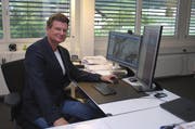 Entwickler Thorsten Bogner kann in seinem Wollerauer Büro beobachten, wie sich eine Schafherde in Andermatt verhält. (Bild: Biana Anderegg, Höfner Volksblatt)