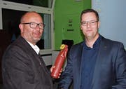Gemeindepräsident Max Aschwanden (links) würdigte die Verdienste des per Ende Mai aus dem Amt scheidenden Gemeindevizepräsidenten Werner Jauch. (Bild: Bruno Arnold (Seedorf, 18. Mai 2017))