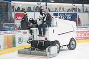 Der bekennende Ambri-Fan Christoph Schillig durfte als Landratspräsident eine Spezialfahrt erleben. (Bild: PD (Ambri, 4. November 2017))