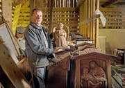 Niklaus Britschgi mit der Sammlung von rund 40 Grabdenkmälern von Lungerer Bildhauern. Bild: Corinne Glanzmann (Lungern, 12. Oktober 2016)
