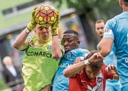 Manuel Jelmini von Kickers Luzern (rot-weiss-schwarzes Leibchen) sieht sich mit der Gegenwehr von Zugs Torhüter Nils Bruhnsen (links) und Erick Ntsicka konfrontiert. (Bild: Philipp Schmidli (Luzern, 2. September 2017))