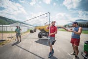 Der Alpnacher Kranzschwinger Stefan Gasser (rotes T-Shirt) ist sich nicht zu schade, beim Aufbau der Arena tatkräftig mitzuhelfen. (Bild: Christoph Riebli (Alpnach, 23. Juni 2017))