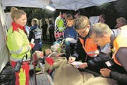 Helfer sind konzentriert an der Arbeit. (Bild: Richard Greuter (Hergiswil, 14. September 2017))