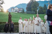 Die Statue des Bruder Klaus beim Einzug in die Pfarrkirche. (Bild: Dominik Wunderli (Sachseln, 25. September 2017))
