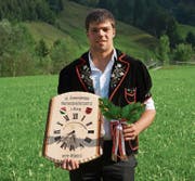 Stolzer Sieger: Jonas Burch gehörte nicht zu den Favoriten und hatte auf dem Weg zum Sieg drei Kranzschwinger bezwungen. (Bild: Werner Schönbächler (Alpthal, 13. August 2017))