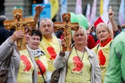 Sie sind auf dem «Marsch fürs Läbe» und demonstrieren gegen die Abtreibung. (Bild: Keystone / Peter Klaunzer)