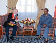 Fifa-Präsident Gianni Infantino (links) im Gespräch mit Präsident Isaias Afewerki in der Denden Hall, einem eritreischen Regierungsgebäude. (Bild: PD (Asmara, 23. Februar 2018))