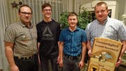 Von links: Präsident Mario Herger mit den beiden neuen Aktivschwingern Marco Herger und Silvan Gisler sowie mit Ehrenmitglied Bernhard Arnold. (Bild: Jeannette Herger (Altdorf, 4. Januar 2018))