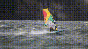 Die Wellen laden zum windsurfen ein. (Bild: Geri Holdener/Bote der Urschweiz (Brunnen, 3. Januar 2018))
