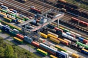 In einem solcher Container haben die Grenzpolizisten die Flüchtlinge entdeckt. (Bild: Keystone)