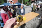 Bürger hefteten sich am Samstag einen solchen Button an und wehrten sich damit gegen die Poststellenschliessung. (Bild: urh (Wassen, 20.5.2017))