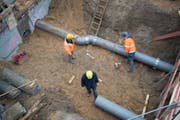 ARCHIV - 20.01.2017, Hamburg: Bauarbeiter stehen auf einer Baustelle in der Hafencity. (zu dpa «Forscher erwarten 2018 neue Arbeitsmarkt-Rekorde» vom 22.03.2018) Foto: Daniel Reinhardt/dpa +++ dpa-Bildfunk +++ (KEYSTONE/DPA/Daniel Reinhardt) (Symbolbild: Daniel Reinhardt / DPA / Keystone)