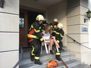 Schonende Rettung mit einem Stuhl. (Bild: Feuerwehr Stützpunkt Schwyz)