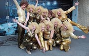 Wild und glamourös: Die Sinser Turnerinnen und Turner verwandeln sich in schillernde Showstars der 70er-Jahre. (Bild: Cornelia Bisch (Zürich, 24. Februar 2018))
