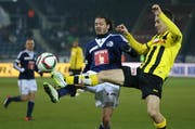 Adrian Winter (links, im Zweikampf mit YB-Verteidiger Steve von Bergen) hat gezeigt, dass er die Position hinter den FCL-Spitzen spielen kann. (Bild Philipp Schmidli)